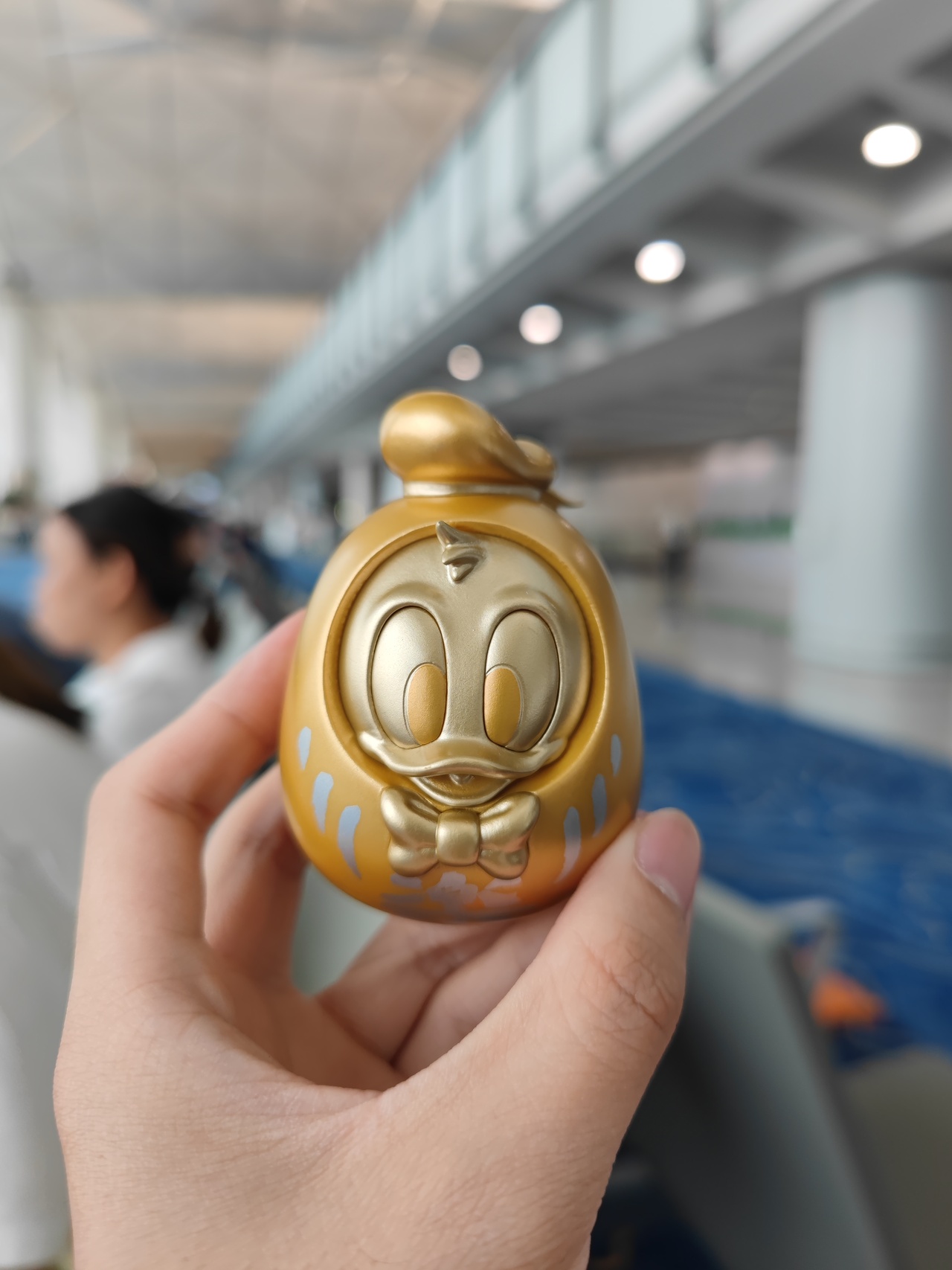 香港国际机场与金色唐老鸭达摩 香港国际机场与金色唐老鸭达摩